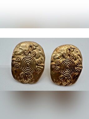 Anthroplogie Gold Tone Hammered Spiral Statement Stud Earrings Boho Artisan Text